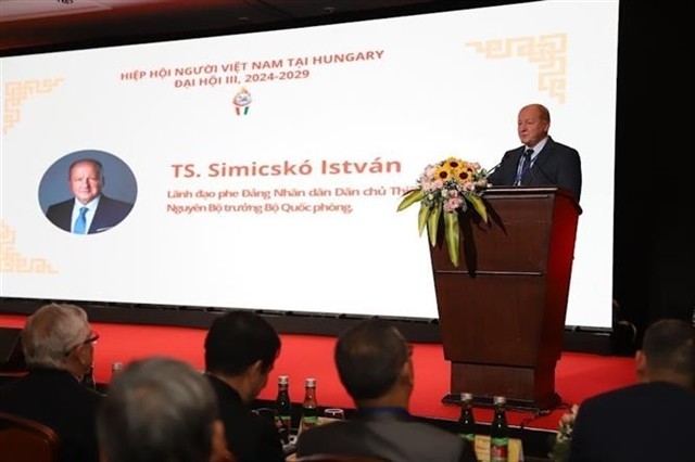 Former Hungarian Minister of Defence Simicsko Istvan, Co-Chairman of the Hungary-Vietnam Friendship Committee and the Hungary-Southeast Asia Parliamentary Friendship Group, speaks at the event. (Photo: VNA) 388862_5013352612267940_vna_potal_cong_dong_nguoi_viet_nam_tai_hungary_doan_ket_huong_ve_que_huong_7711991.jpg