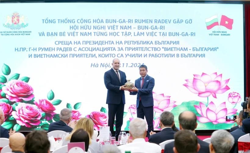 President of the Vietnam Union of Friendship Organisations (VUFO) Phan Anh Son (R) presents a gift to Bulgarian President Rumen Radev. (Photo: VNA) bulgaria.webp