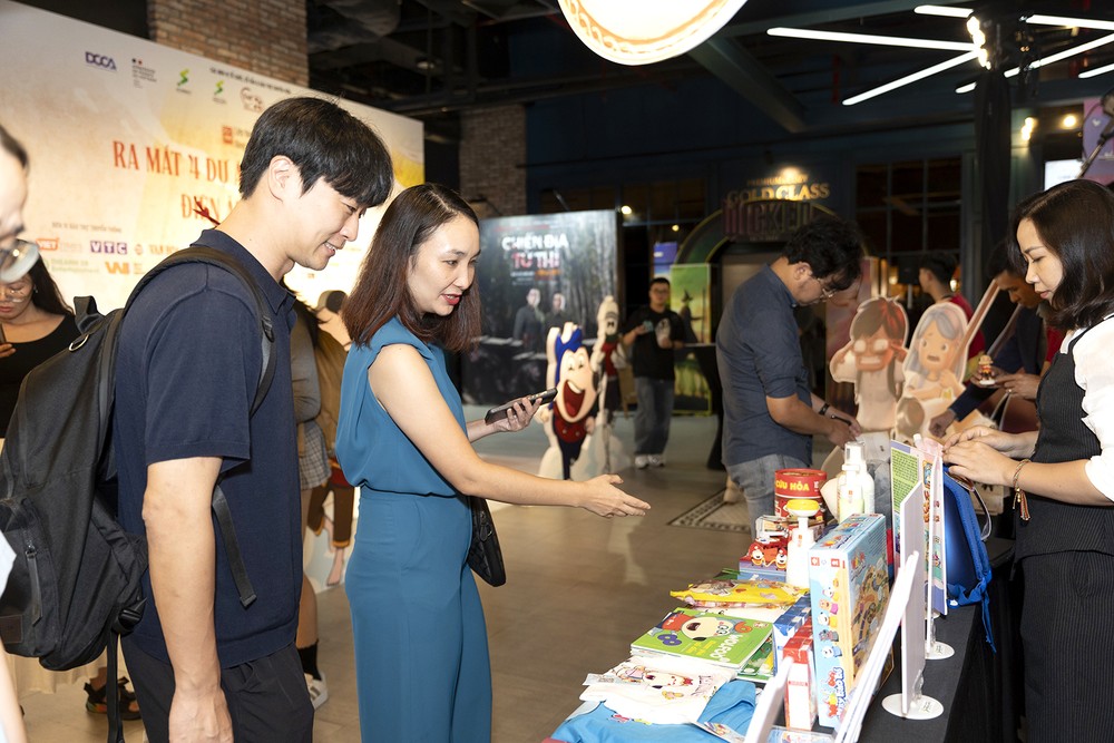 Audiences visit the display area of items developed from Vietnamese animated characters hoat hinh 2.jpg