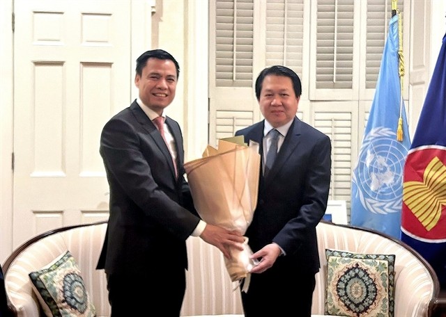 Ambassador Dang Hoang Giang (L), head of Vietnam's Permanent Mission to the United Nations, congratulates his Lao counterpart Ambassador Anouparb Vongnorkeo on the occasion of Laos’ 49th National Day (December 2, 1975 – 2024). (Photo: VNA) lao.jpg