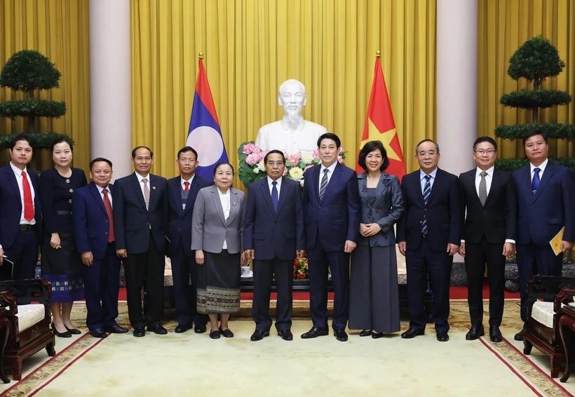 State President Luong Cuong (fifth from right) receives Bounthong Chitmany, Permanent member of the Lao People’s Revolutionary Party Central Committee’s Secretariat and State Vice President of Laos on December 6. (Photo: VNA) lao.webp