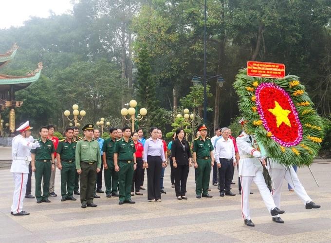 The delegation visited the Ben Duoc Martyrs Memorial Temple DANG HOA.webp