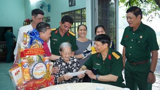 Colonel Nguyen Cong Anh visits and presents gifts to Heroic Vietnamese Mother Nguyen Thi Hanh in An Phu Commune den on.webp