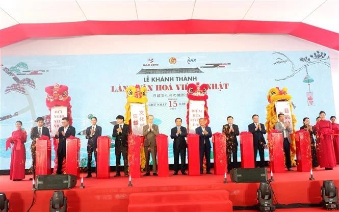 Delegates cut the ribbon to inaugurate the Vietnam-Japan Friendship House in Mekong Delta province of Long An (Photo: VNA) vietnam-japan-9140.jpg.webp