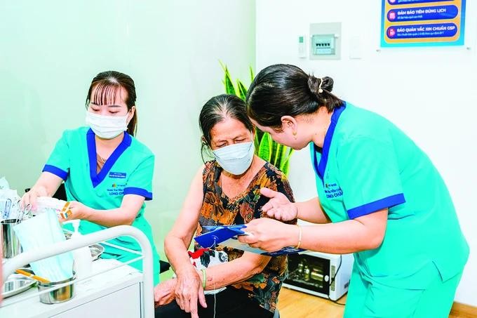 Medical workers give consultation on vaccination tu van tiem chung.webp