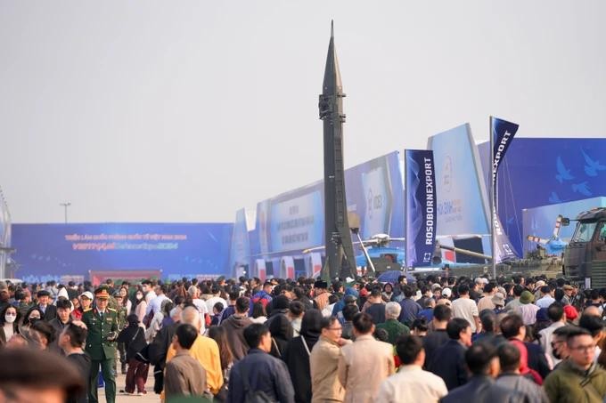 Over 130,000 people visit the Vietnam International Defense Exhibition on December 21 exhibition.webp