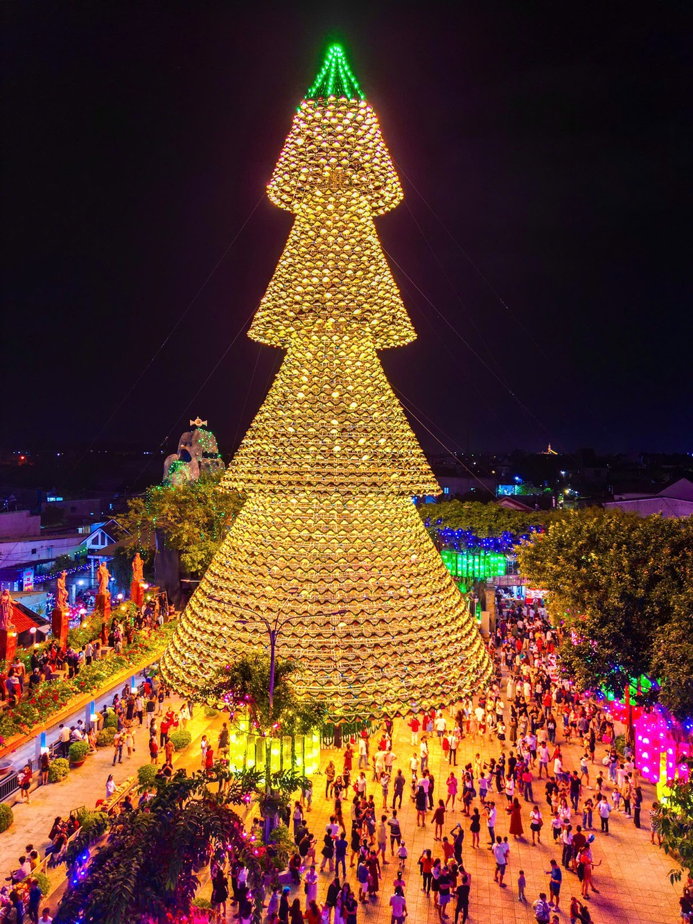 People gather at Ha Phat Church in Dong Nai Province’s Bien Hoa City noel.jpg