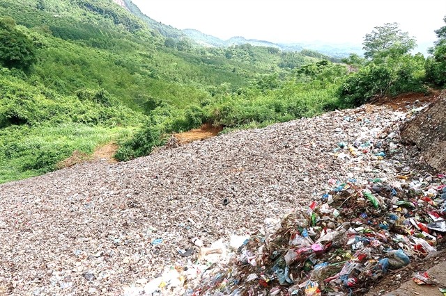 Gabbage from a landfill in the northern province of Hoa Binh (Photo: VNA) GARBAGE.jpg