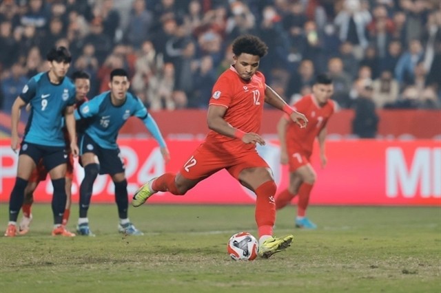 Nguyen Xuan Son dispatching the penalty to open the score for Vietnam. (Photo: VNA/VNS) 396989_5047430094595532_vna_potal_ban_ket_luot_ve_asean_cup_2024_het_hiep_1_viet_nam_dan_truoc_singapore.jpg