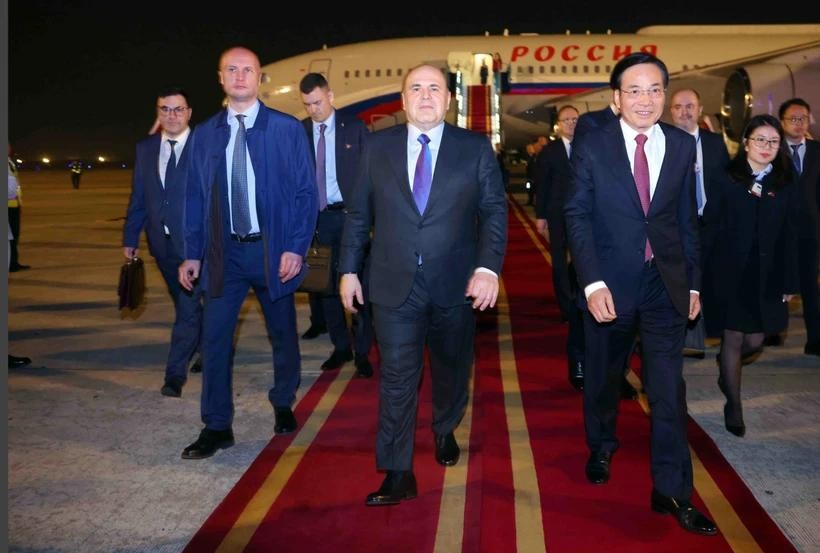 Russian Prime Minister Mikhail Vladimirovich Mishustin (C) arrives in Hanoi in the early morning of January 14, beginning his two-day official visit to Vietnam at the invitation of Prime Minister Pham Minh Chinh. (Photo: VNA) russian-prime-minister.jpg