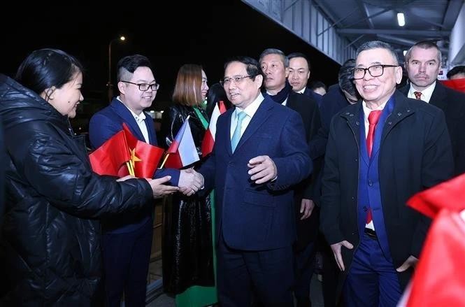 Prime Minister Pham Minh Chinh and Vietnamese entrepreneurs at the Sapa Trade Center in the Czech Republic (Photo: VNA) vna-potal-thu-tuong-pham-minh-chinh-tham-trung-tam-thuong-mai-sapa-tai-sec-7816156.jpg