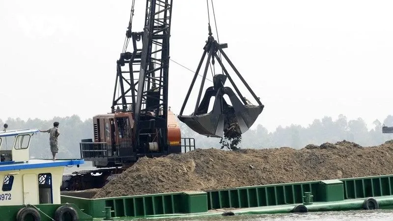 Minister Tran Hong Minh urges to find solutions to provide sand for expressway projects which are in dire need of sand cat-6191.jpg