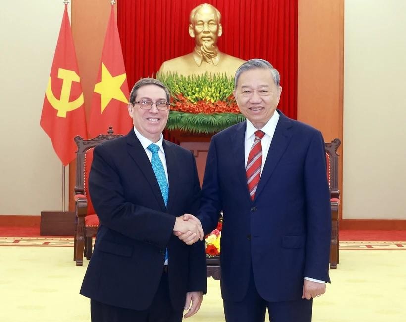General Secretary of the Communist Party of Vietnam Central Committee To Lam (R) and Cuba's Politburo member and Minister of Foreign Affairs Bruno Rodriguez Parrilla in Hanoi on February 19. (Photo: VNA) 2vna-to-lam-cuba.jpg