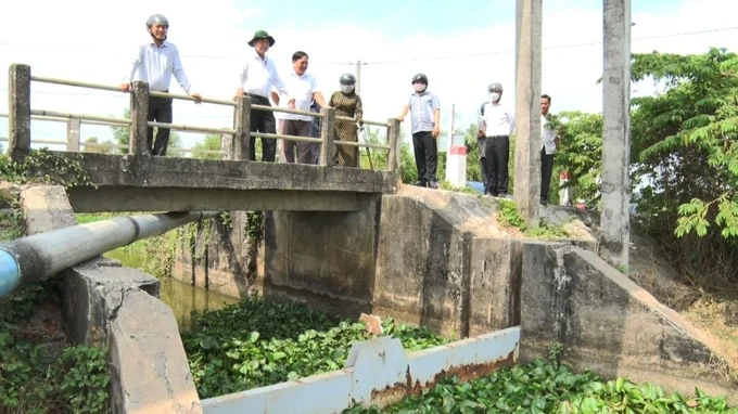 Closing the sluice gate to prevent salinity in Long My District of Hau Giang Province x3c-589-8542.jpg