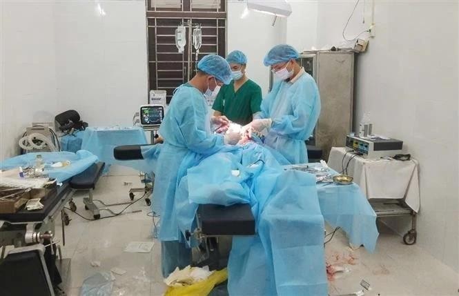 Doctors are performing a surgery on a patient (Photo: VNA) vna-potal-dao-sinh-ton-cap-cuu-thanh-cong-ngu-dan-bi-benh-khi-khai-thac-hai-san-tren-bien-7832249.jpg