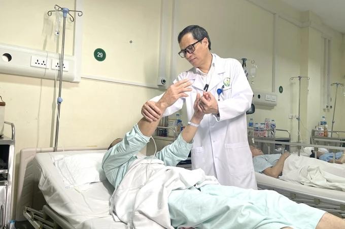 Associate Professor Dong Van He examines the patient before the operation health.jpg