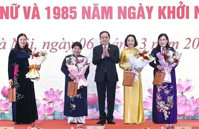 National Assembly Chairman Tran Thanh Man presents flowers and gifts to female NA deputies and officials on the occasion of the Vietnamese Women's Day. (Photo: VNA) vna-potal-chu-tich-quoc-hoi-tran-thanh-man-gap-mat-nu-dai-bieu-quoc-hoi-7889006.jpg