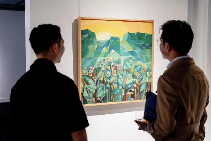 Young individuals appreciate the artwork at the Quang San Museum of Art in Ho Chi Minh City. AI.jpg