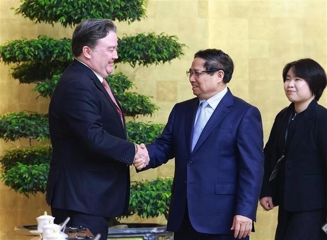 Prime Minister Pham Minh Chinh (center) shakes hands with US Ambassador to Vietnam Marc Evans Knapper. (Photo: VNA) pmc.jpg