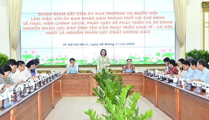 At the meeting tai cuoc hop.jpg
