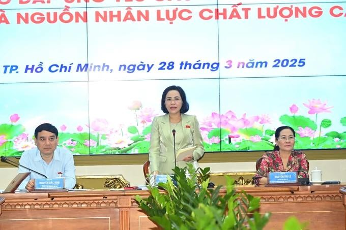 National Assembly Vice Chairwoman Nguyen Thi Thanh speaks at the meeting thanh 1.jpg
