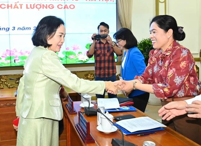 NA Vice Chairwoman Nguyen Thi Thanh shakes hands with meeting participants thanh shakes hands.jpg