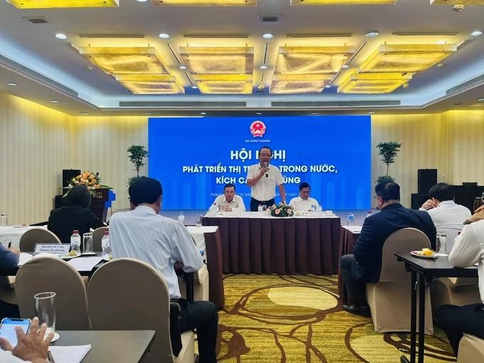 Head Tran Huu Linh of the Agency for Domestic Market Surveillance and Development speaks at the meeting linh.jpg