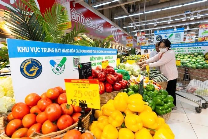 Residents buy food at a supermarket in HCMC sieu thi.jpg