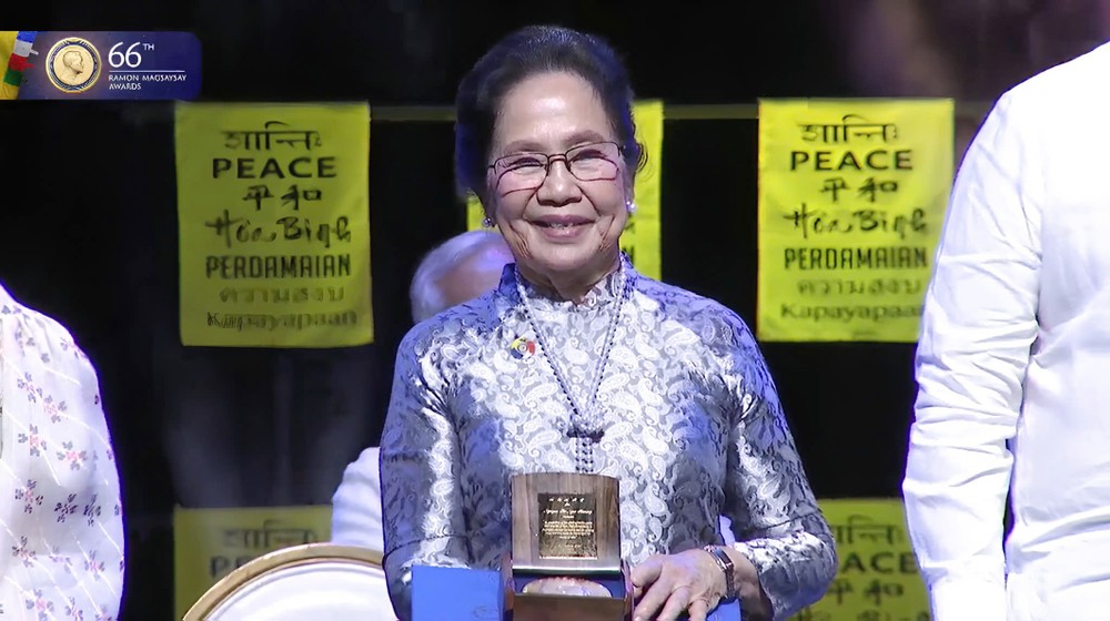 Dr. Nguyen Thi Ngoc Phuong is honored by the Ramon Magsaysay Award Foundation for her tireless contributions Phuong nhan giai thuong.jpg