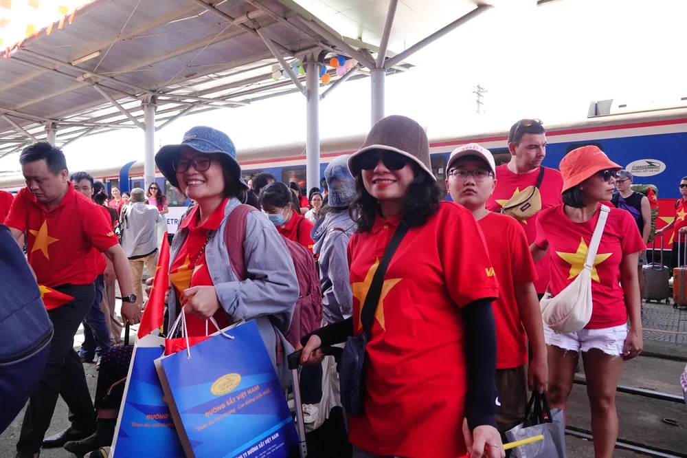 Nearly 900 passengers on the train, including 400 passengers getting off at Da Nang station and nearly 500 passengers getting on to continue the journey to Hanoi station and Saigon station, have an emotional meeting at Da Nang station. dsc08636-9894-6107.jpg