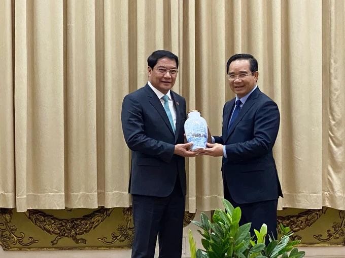 HCMC Chairman Nguyen Van Duoc (R) gifts Mayor Athsaphangthong Siphandone duoc tang qua.jpg