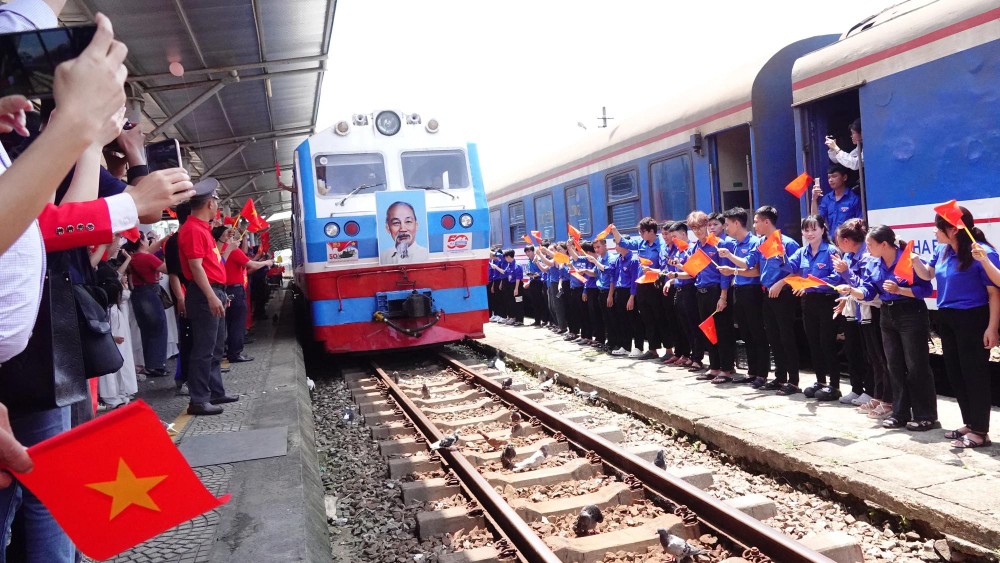 People welcome the special train at Da Nang Station. tau 1.jpg