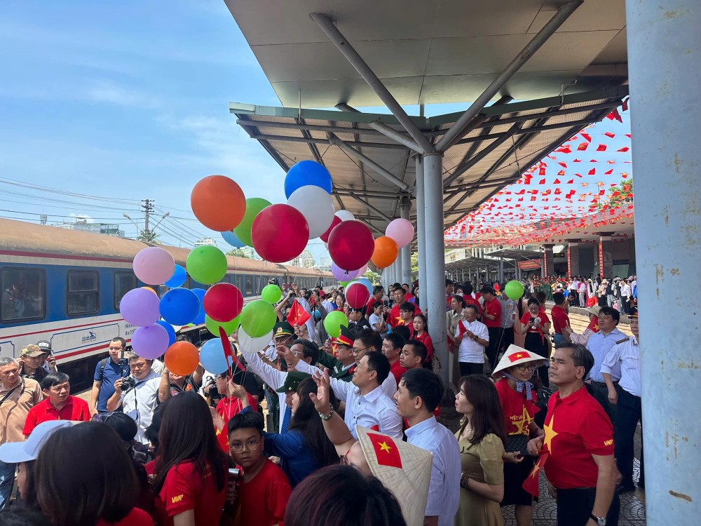 Brilliant flags and flowers at the train welcoming ceremony tau 2.jpg