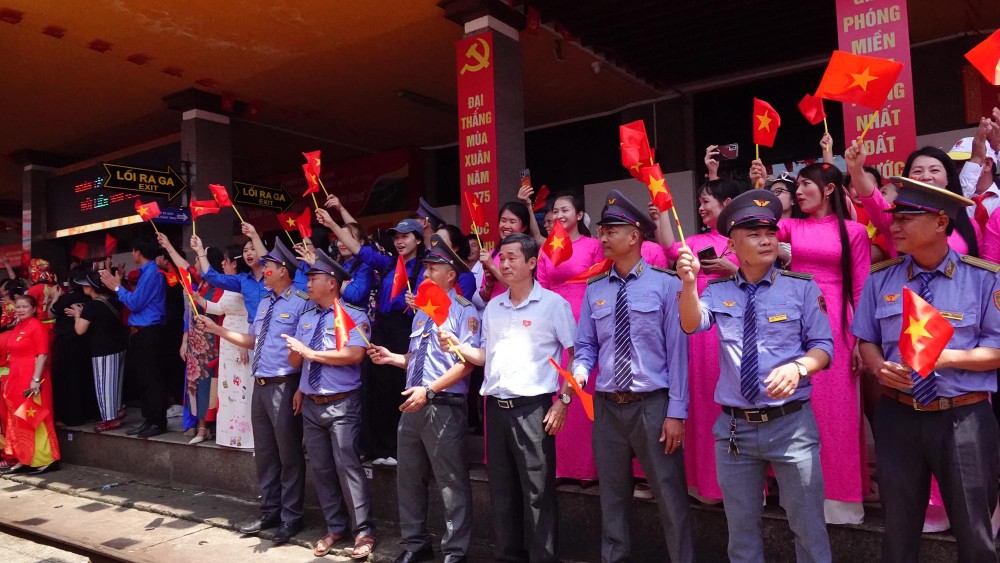 Soldiers and children wave to welcome the train to Da Nang Station tau 3.jpg