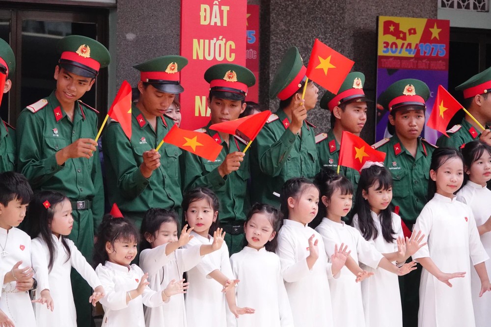 Soldiers and children wave to welcome the train to Da Nang Station tau 4.jpg