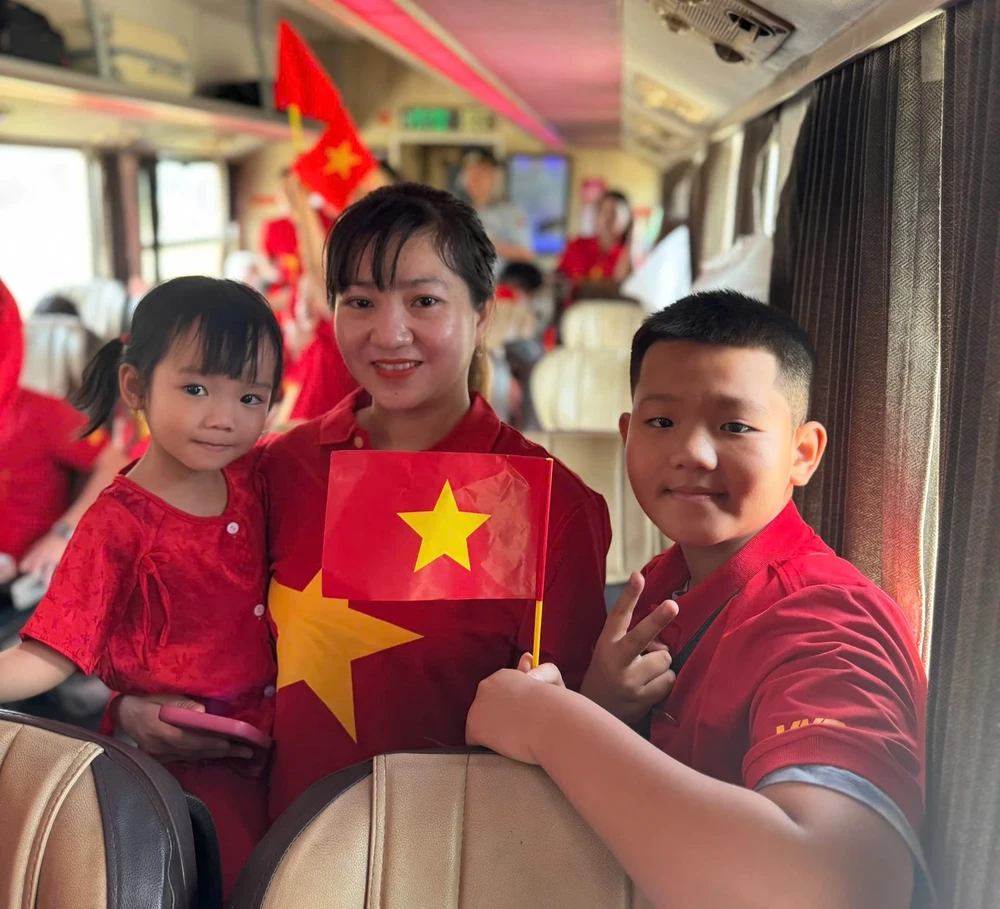 Passengers capture beautiful moments on the special train z6556218344132-ee7de123c383294740f1a13f7a54fb2e-3995-1414.jpg