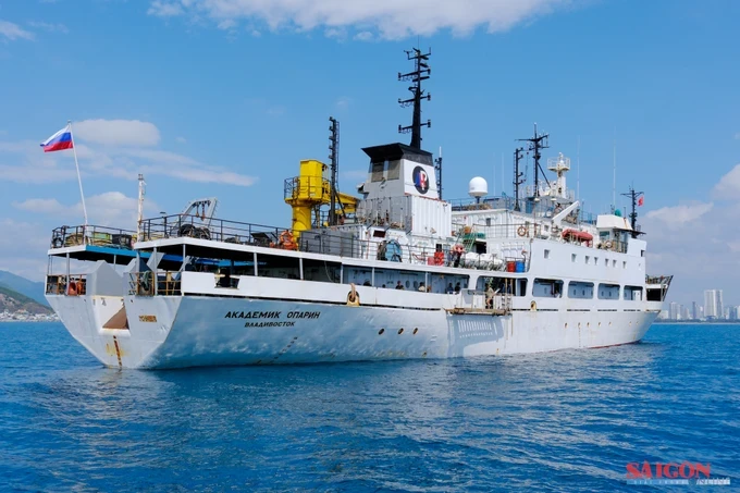 The scientific research vessel named Academician Oparin dasua-9421-9277-284.jpg