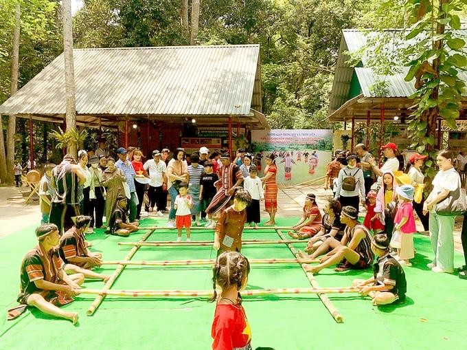 People and tourists visit the Cu Chi Tunnels - a historical site dia dao cu chi.jpg