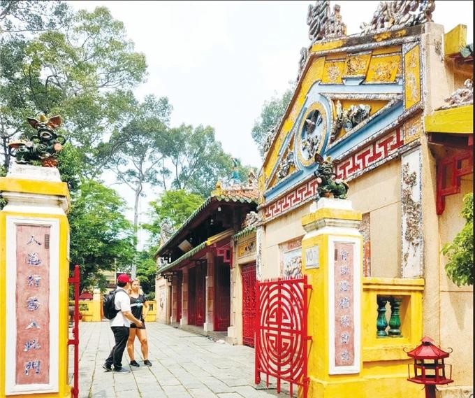 Visitors to the Mausoleum of Le Van Duyet in Binh Thanh District of Ho Chi Minh City le van duyet.jpg
