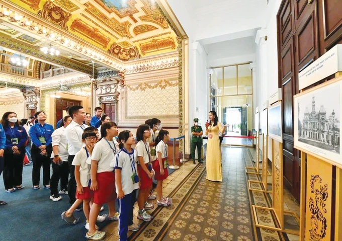 Tourists visit the Headquarters of the People's Council and People's Committee of Ho Chi Minh City, a national architectural and artistic relic. screenshot-2025-05-01-144807-9619-9420.png