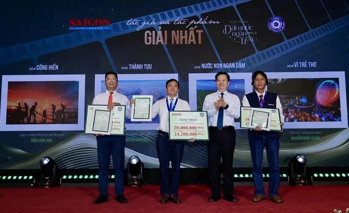 Deputy Prime Minister Mai Van Chinh (2nd, R) presents awards to the authors of first prize winning works. Chinh trao giai.jpg