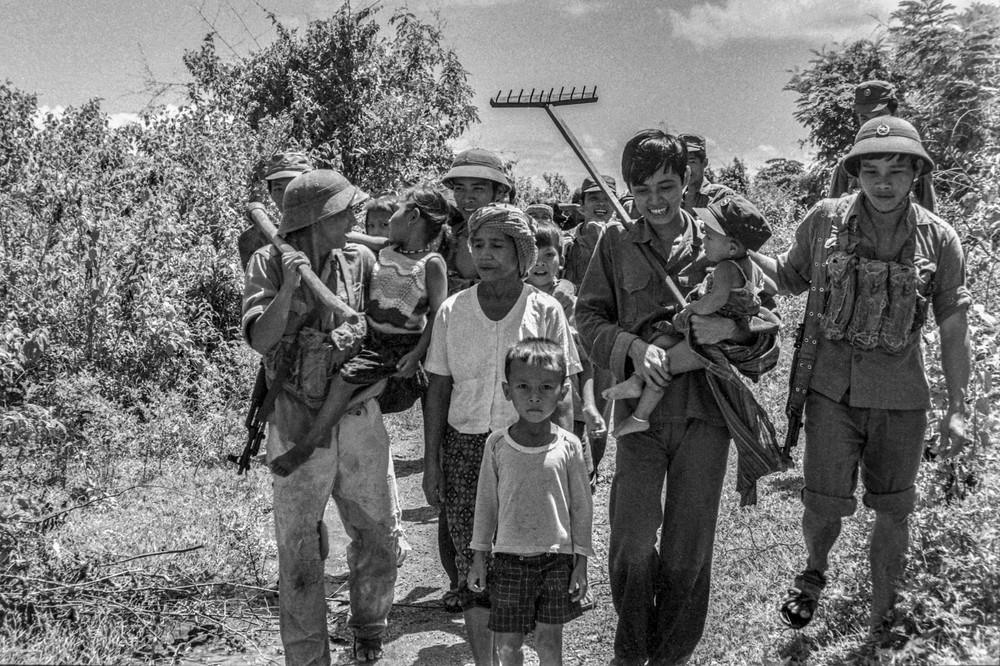 Bo doi Viet Nam cuu giup ba con Kampong Chhnang (Vietnamese soldiers helping people in Kampong Chhnang - Cambodia - return to their hometown ) by author Van Ngoc Nhuan. khuyen khich.jpg