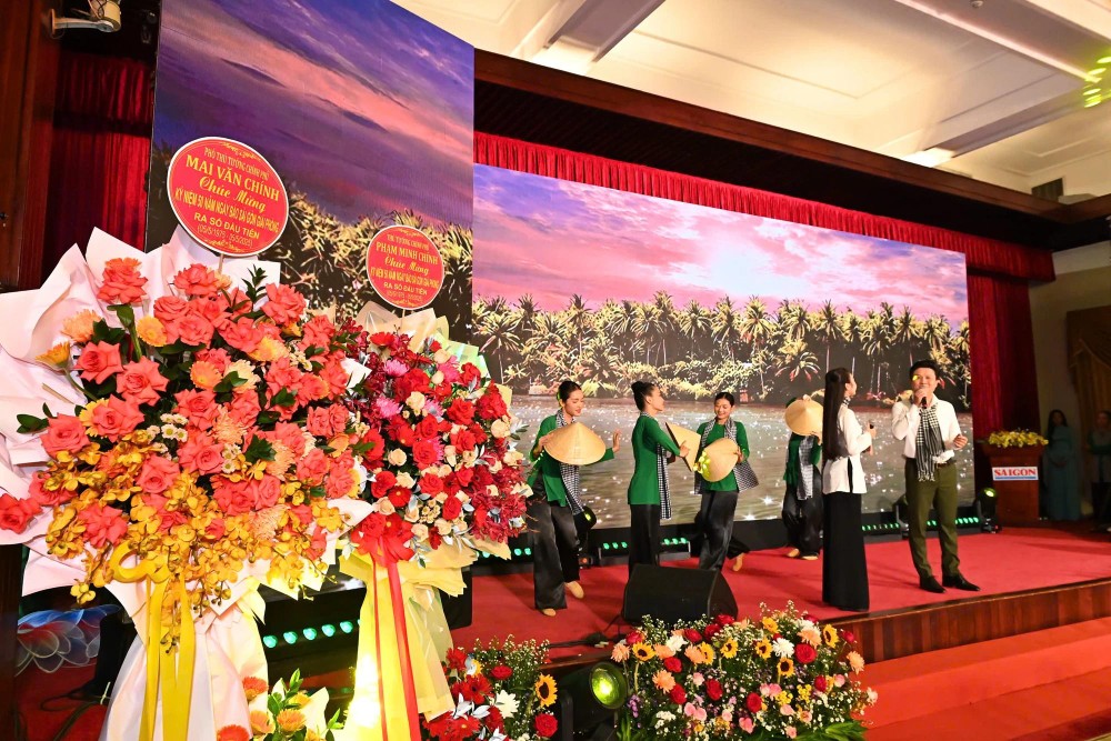 The congratulatory flower basket (R) from Prime Minister Pham Minh Chinh lang hoa - Pham Minh Chinh.jpg