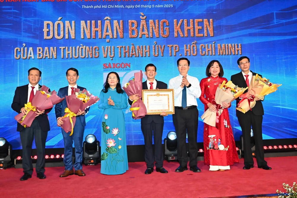The Editorial Board of Sai Gon Giai Phong Newspaper receive certificates of merit nhan bang khen.jpg