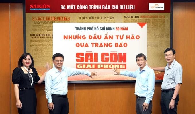 Head Nguyen Manh Cuong of the Propaganda and Mass Mobilization Commission of the Ho Chi Minh City Party Committee and the Editorial Board of Sai Gon Giai Phong Newspaper perform the launching ceremony of the data journalism project. SGGP.jpg