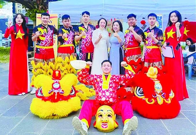 Ms. Ung Dieu Linh (white ao dai) at Vietnamese Cultural Day Jeonbuk 2024 korea.jpg