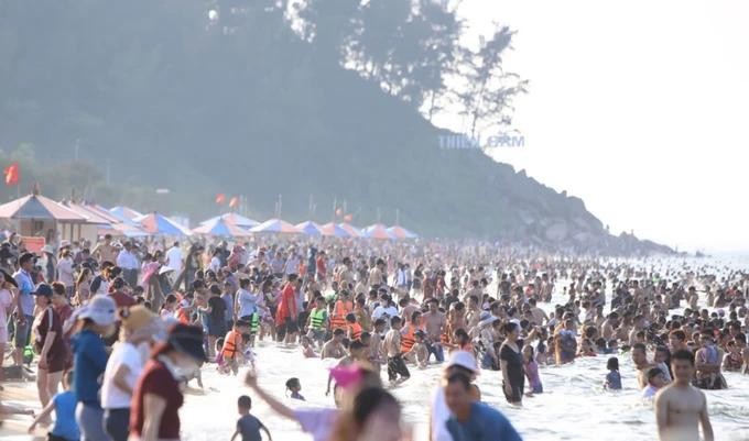 Thousands of tourists bathe in the sea at Thien Cam Beach Resort in Cam Xuyen District of Ha Tinh Province tourist.jpg