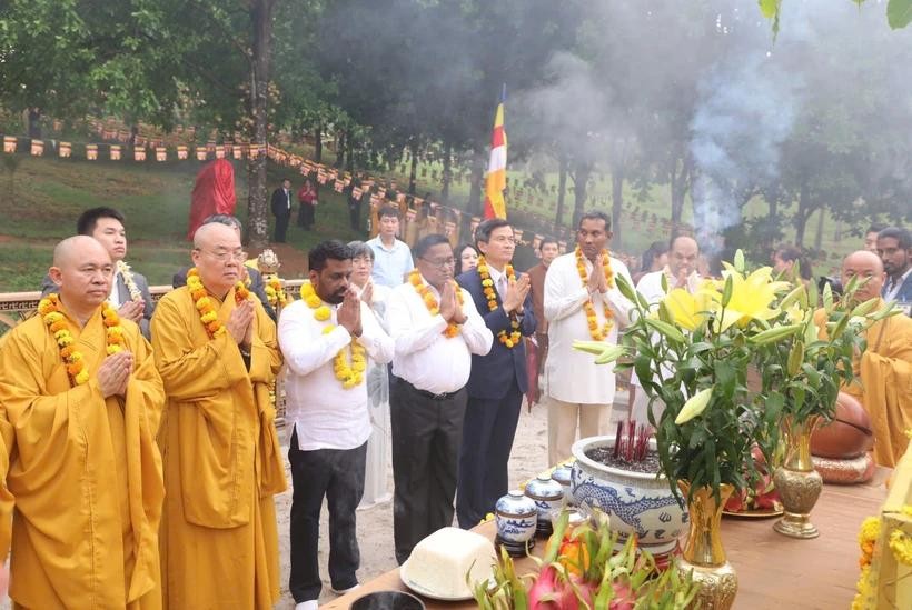 Sri Lankan President Anura Kumara Dissanayaka (third from left) and his delegation offer incense at the Sacred Bodhi Tree Garden at Bai Dinh Pagoda on May 4. (Photo: VNA) vna-potal-ninh-binh-tong-thong-sri-lanka-anura-kumara-disanayaka-tham-va-lam-viec-tai-chua-bai-dinh-8011981.jpg