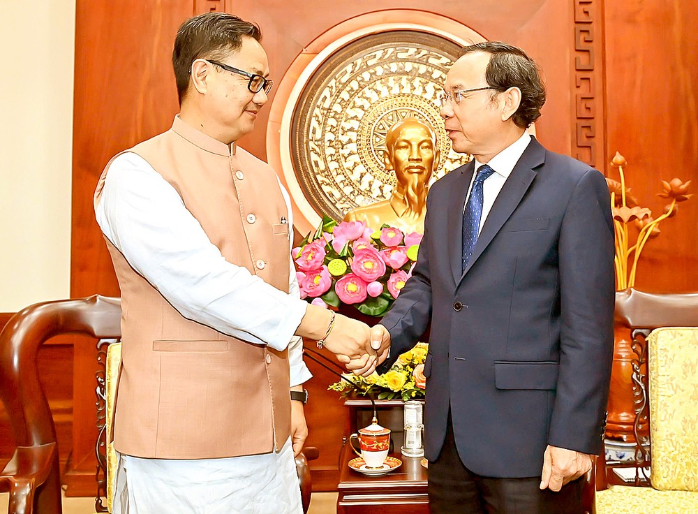 Secretary of the Ho Chi Minh City Party Committee Nguyen Van Nen (R) receives Indian Minister of Parliamentary Affairs and Minister of Minority Affair Kiren Rijiju. nen.jpg