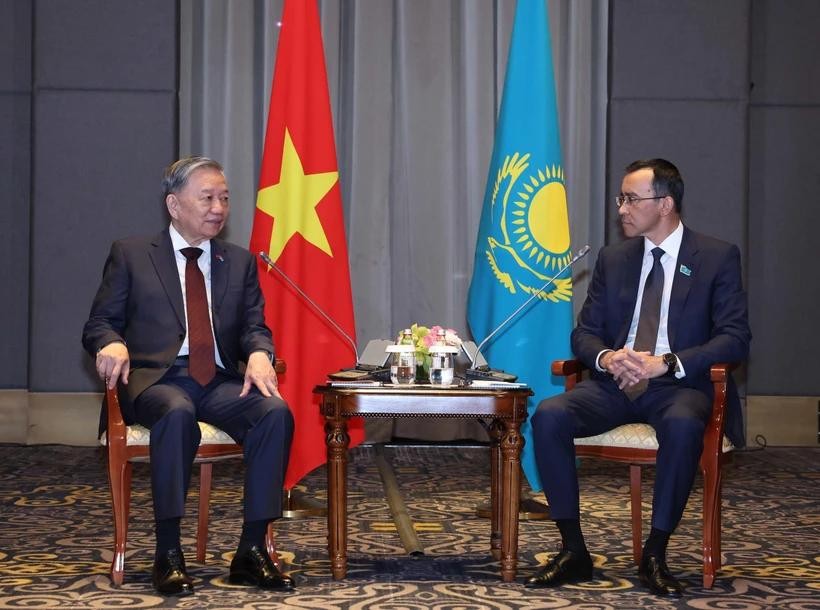 Party General Secretary To Lam (L) meets with Chairman of the Senate of the Parliament of Kazakhstan Maulen Ashimbayev (Photo: VNA) to-lam-3.jpg